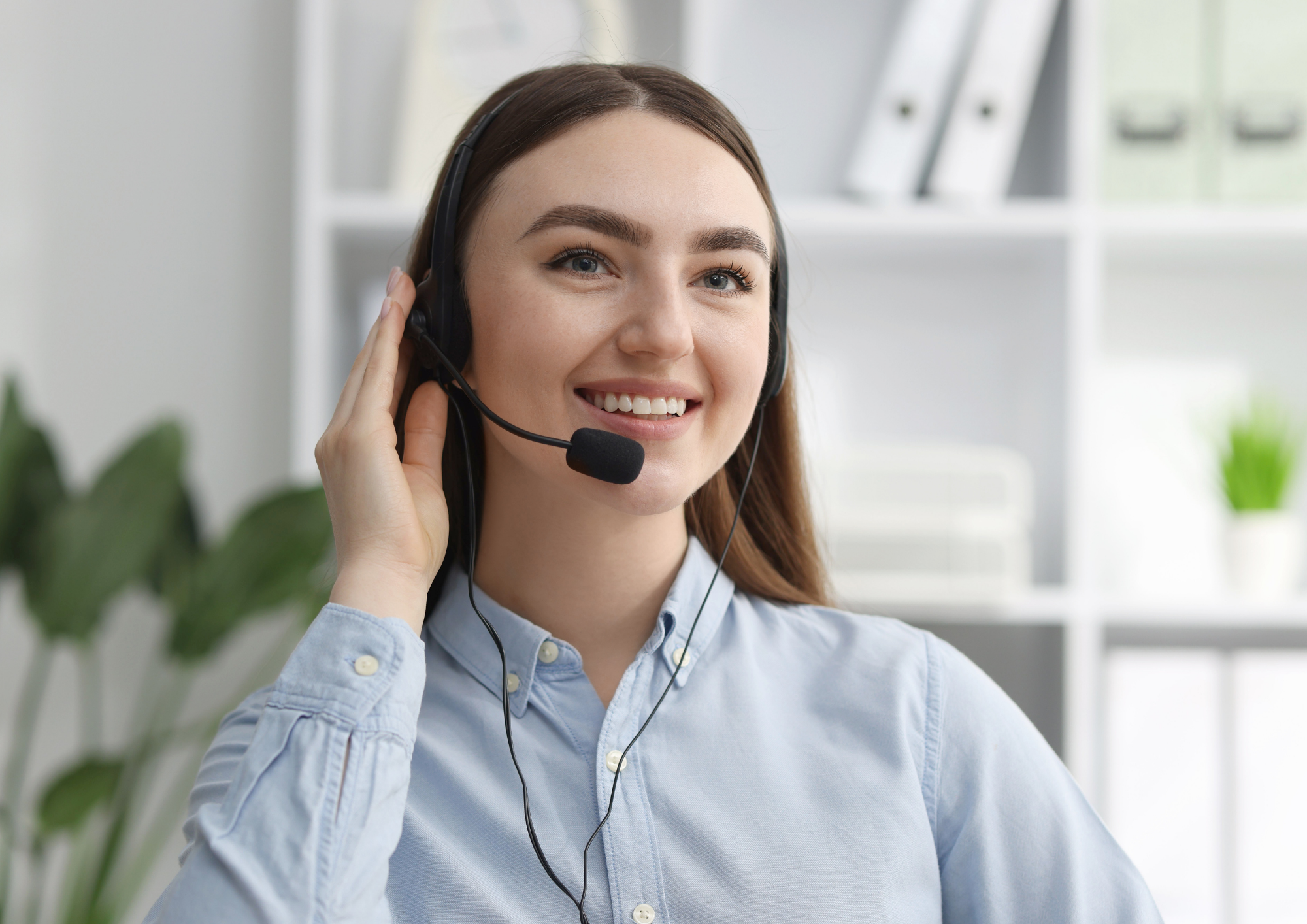 Conseillère support répondant à un appel, casque téléphonique